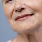 Что больше всего старит ваше лицо? Узнайте о скрытых причинах и способах выглядеть более молодо
