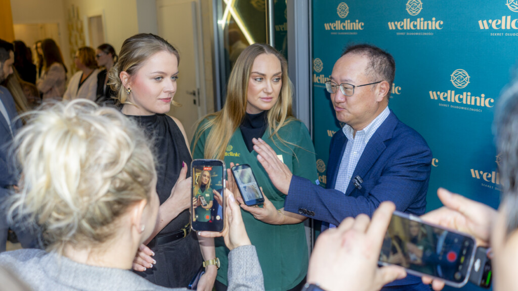Der Entwickler der ASCEplus-Technologie, Dr. Byong Seung Cho, zu Besuch bei Wellclinic