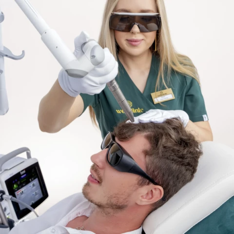 Laser na wypadanie włosów – kiedy warto zastosować laserowe leczenie łysienia?