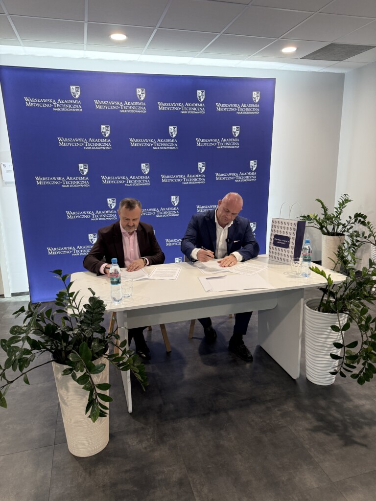 Dr. Sebastian Grzyb, Rektor der Warschauer Akademie für Medizinisch-Technische Angewandte Wissenschaften, und Krzysztof Reinhard, CEO von Wellclinic.
