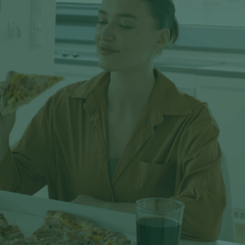 Pizza z kebabem – ile ma kalorii i dlaczego nie schudniesz na diecie z fast foodem?